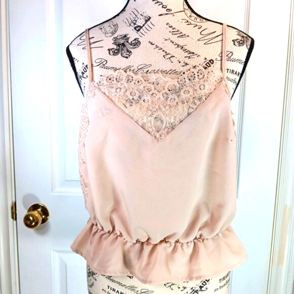 Dynamite Beige Blouson Top Relaxed Fit Sleeveless Ruffle Hem Size M Summer